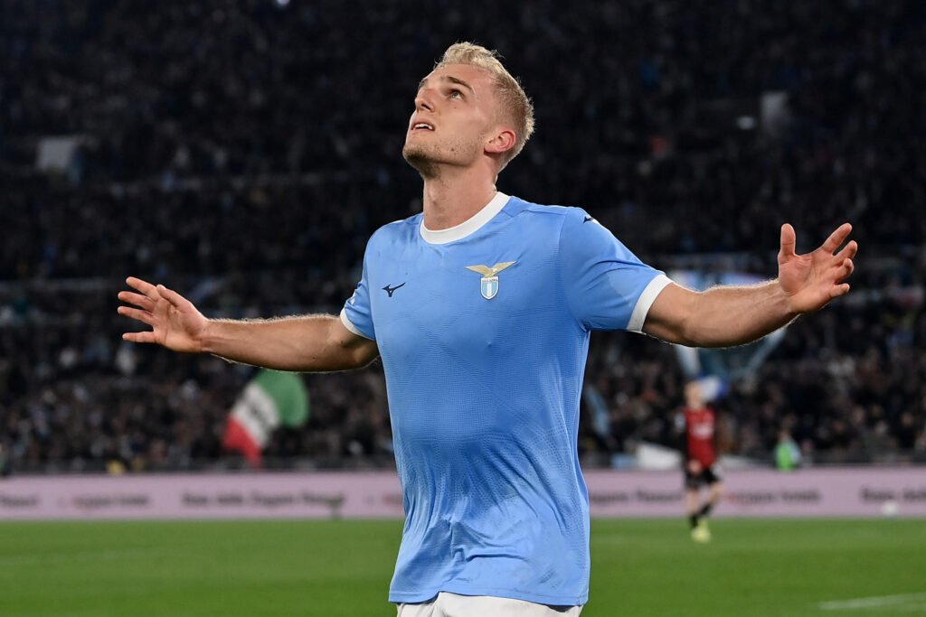 La Lazio spazza via il Monza e resta in vetta
