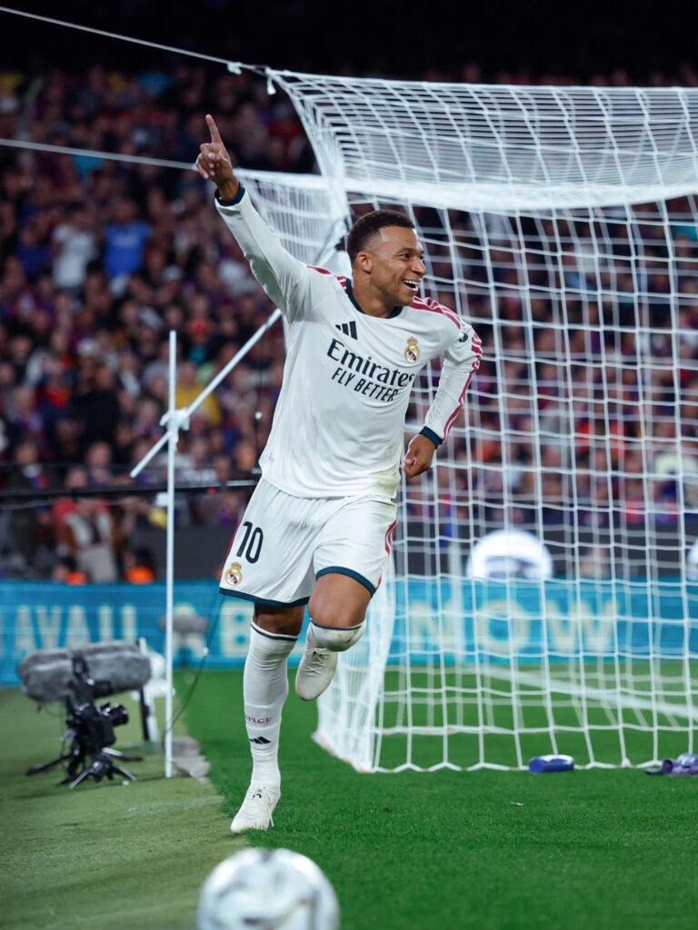 Mbappé distrugge il Barcellona e riapre la Liga